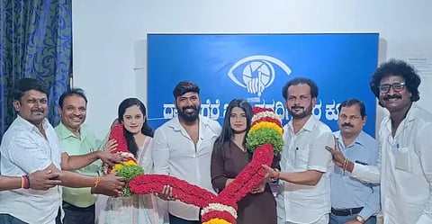 ದಾವಣಗೆರೆ ಸುದ್ದಿಗೋಷ್ಠಿಯಲ್ಲಿ  ‘ದೊಡ್ಮನ್ಸ’ ಸಿನಿಮಾದ ನಿರ್ದೇಶಕ ಶರತ್‌ಕೃಷ್ಣ, ನಾಯಕಿಯರಾದ ರೇಷ್ಮಾ, ಶಿಲ್ಪಾ ಶಿವಕುಮಾರ್, ರಂಗನಾಥ್ ಇತರರಿದ್ದರು. 