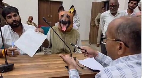ವಾರದ ಅಹವಾಲು ಸಭೆಗೆ ನಾಯಿ ಮುಖವಾಡ ಧರಿಸಿ ಬಂದ ವ್ಯಕ್ತಿ
