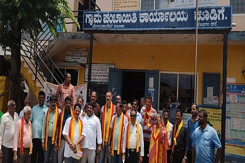 ಕೂಡಿಗೆ ಗ್ರಾಮ ಪಂಚಾಯತಿ ವ್ಯಾಪ್ತಿಯಲ್ಲಿ ಬೀದಿನಾಯಿಗಳ ಹಾವಳಿ ಮಿತಿಮೀರಿದೆ ಎಂದು ಆರೋಪಿಸಿ ಕೂಡಿಗೆ ಗ್ರಾಮ ಪಂಚಾಯತಿ ಮುಂಭಾಗದಲ್ಲಿ ಪ್ರತಿಭಟನೆ ನಡೆಸಲಾಯಿತು. ಗೋವಿಂದ ರಾಜ್ ದಾಸ್, ಬಿ.ಜೆ. ಅಣ್ಣಯ್ಯ, ಅರುಣ್ ರಾವ್, ಅನಂತ, ಶಿವಕುಮಾರ್ ಮತ್ತಿತರರು ಇದ್ದರು.