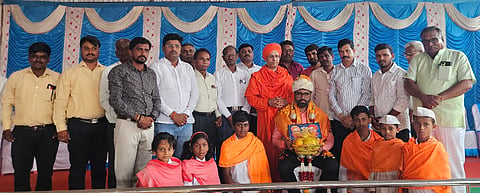ಲಕ್ಷ್ಮೇಶ್ವರ ಸಮೀಪದ ಹೂವಿನಶಿಗ್ಲಿ ವಿರಕ್ತಮಠದ ಗುರುಕುಲದ ಅನಾಥ ಹಾಗೂ ಬಡ ಮಕ್ಕಳ ದಾಸೋಹಕ್ಕೆ ದಿನಸಿ ಸಾಮಗ್ರಿ ದೇಣಿಗೆ ನೀಡಿದ ಉದ್ಯಮಿ ವಿಜಯಕುಮಾರ ಬಿರಾದಾರ ಅವರನ್ನು ಸನ್ಮಾನಿಸಿದರು. ಶ್ರೀ ಚನ್ನವೀರ ಮಹಾಸ್ವಾಮೀಜಿ, ಸುಭಾಷ ಮಜ್ಜಗಿ, ರಾಜು ಚಂದರವಾಡ, ಧನರಾಜ ರಾಜಮನೆ, ಎಸ್.ಎಸ್. ಮೈನಾಲೆ, ಇತರರಿದ್ದರು.