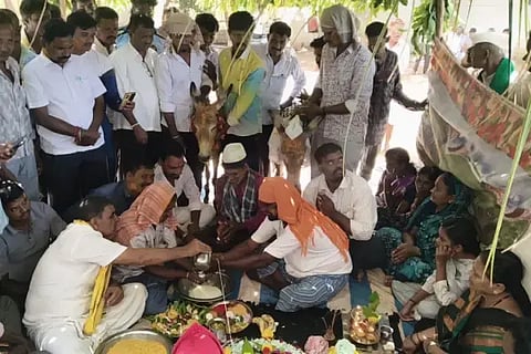 ಉತ್ತಮ ಮಳೆಯಾಗಿ ಬೆಳೆ ಬರಲಿ ಎಂದು ಗಜೇಂದ್ರಗಡದ ಎ.ಪಿ.ಎಂ.ಸಿ. ಆವರಣದಲ್ಲಿರುವ ಶ್ರೀ ಮಾರುತೇಶ್ವರ ಹಮಾಲರ ಸಂಘದ ವತಿಯಿಂದ ಸಂಪ್ರದಾಯಬದ್ಧವಾಗಿ ಸೋಮವಾರ ಕತ್ತೆಗಳ ಮದುವೆ ಮಾಡಲಾಯಿತು.