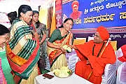 ಹೊಸಪೇಟೆಯಲ್ಲಿ ಕೊಟ್ಟೂರು ಸ್ವಾಮಿ ಸಂಸ್ಥಾನ ಮಠದಲ್ಲಿ ಶುಕ್ರವಾರ ಮಠದ ಶ್ರೀ ಕೊಟ್ಟೂರು ಬಸವಲಿಂಗ ಸ್ವಾಮಿಗಳು ಮಹಿಳೆಯರಿಗೆ ಉಡಿ ತುಂಬಿದರು.