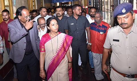 ಹುಬ್ಬಳ್ಳಿಯ ಕೆಎಂಸಿಆರ್‌ಐಗೆ ರಾಜ್ಯ ಮಹಿಳಾ ಆಯೋಗದ ಅಧ್ಯಕ್ಷೆ (nagalakshmi choudari)ಡಾ. ನಾಗಲಕ್ಷ್ಮೀ ಚೌಧರಿ ಭಾನುವಾರ ಭೇಟಿ ನೀಡಿದರು.