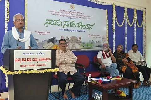 ವಿಜಯಪುರ ನಗರದ ಚಾಣಕ್ಯ ಕಲಾ ಮತ್ತು ವಾಣಿಜ್ಯ ಮಹಾ ವಿದ್ಯಾಲಯದಲ್ಲಿ ಕನ್ನಡ ಅಭಿವೃದ್ಧಿ ಪ್ರಾಧಿಕಾರ, ಕಮಲಾದೇವಿ ಪಾಟೀಲ ಮೆಮೋರಿಯಲ್ ಎಜ್ಯುಕೇಶನಲ್ ಅಸೋಸಿಯೇಶನ್ ಸಹಯೋಗದಲ್ಲಿ ಹಮ್ಮಿಕೊಂಡಿದ್ದ ‘ವಿಜಯಪುರ ಜಿಲ್ಲೆ- ನಾಡು ನುಡಿ ಚಿಂತನ’ ಕುರಿತ ರಾಜ್ಯ ಮಟ್ಟದ ವಿಚಾರ ಕಮ್ಮಟ ಉದ್ಘಾಟಿಸಿ ಕನ್ನಡ ಅಭಿವೃದ್ಧಿ ಪ್ರಾಧಿಕಾರದ ಅಧ್ಯಕ್ಷ ಡಾ. ಪುರುಷೋತ್ತಮ ಬಿಳಿಮಲೆ ಮಾತನಾಡಿದರು. ಎನ್.ಎಂ. ಬಿರಾದಾರ, ದಾಕ್ಷಾಯಿಣಿ ಹುಡೇದ, ಡಾ.ಎಚ್.ಆರ್. ಸ್ವಾಮಿ ಮತ್ತಿತರರಿದ್ದಾರೆ.