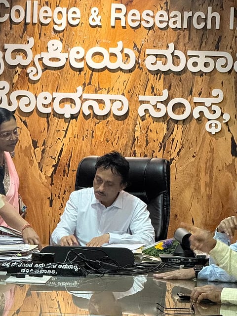 ಹುಬ್ಬಳ್ಳಿಯ ಕೆಎಂಸಿಆರ್‌ಐ ಪ್ರಭಾರಿ ನಿರ್ದೇಶಕರಾಗಿ udaya bande ಡಾ. ಉದಯ ಬಾಂದೆ ಶನಿವಾರ ಅಧಿಕಾರ ಸ್ವೀಕರಿಸಿದರು.
