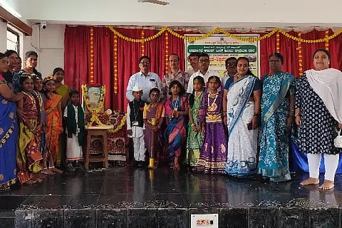 ದಾವಣಗೆರೆ ಡಿಸಿಎಂ ಕನ್ನಡ ಮಾಧ್ಯಮ ಹಿರಿಯ ಪ್ರಾಥಮಿಕ ಶಾಲೆಯಲ್ಲಿ ಶುಕ್ರವಾರ ಮಕ್ಕಳ ದಿನಾಚರಣೆ ನಿಮಿತ್ತ ಜವಾಹರ ಲಾಲ್ ನೆಹರು ಭಾವಚಿತ್ರಕ್ಕೆ ಪುಷ್ಪನಮನ ಸಲ್ಲಿಸಲಾಯಿತು.