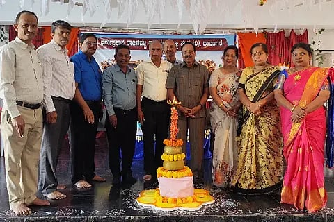 cultural fair: ದಾವಣಗೆರೆ ಡಿಆರ್‌ಆರ್ ವಿದ್ಯಾಸಂಸ್ಥೆಯಲ್ಲಿ ಬಾಲಕ-ಬಾಲಕಿಯರ ಸಾಹಿತ್ಯ ಮತ್ತು ಸಾಂಸ್ಕೃತಿಕ ಮೇಳ ಉದ್ಘಾಟನಾ ಸಮಾರಂಭದಲ್ಲಿ ಜಿ.ಎಸ್. ರಾಜಶೇಖರ್, ಎಂ. ಬಸವರಾಜಪ್ಪ, ಪಿ. ಮಂಜುನಾಥ್, ಮುಖ್ಯಶಿಕ್ಷಕರಾದ ಬಸವನಗೌಡ ಎ.ಎಂ., ಎಚ್.ಎಸ್. ಹಾಲೇಶ್, ಆರ್. ಭೋಜರಾಜ್ ಯಾದವ್ ಹಾಗೂ ಕೆ.ಎಲ್. ರಾಧಾ ಇದ್ದರು.