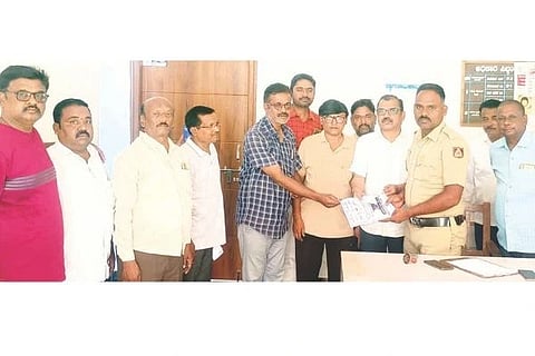 ಕಂಪ್ಲಿ ಪೊಲೀಸ್ ಠಾಣಾಧಿಕಾರಿ ಒ.ರಮೇಶ್‌ಗೆ ತಾಲೂಕಿನ ಕೆಮಿಸ್ಟ್-ಡ್ರಗ್ಗಿಸ್ಟ್ ಅಸೋಷಿಯೇಷನ್ ಪದಾಧಿಕಾರಿಗಳು ಮನವಿ ಸಲ್ಲಿಸಿದರು. ಅಧ್ಯಕ್ಷ ಓದ್ಸೋ ರುದ್ರಯ್ಯ, ಪದಾಧಿಕಾರಿಗಳಾದ ಎಸ್.ಗೋವಿಂದರಾಜ್, ಬುಜ್ಜಿಕುಮಾರ್, ಎಸ್.ರಾಮು, ಎಸ್.ವೀರಯ್ಯ ಇತರರಿದ್ದರು.   