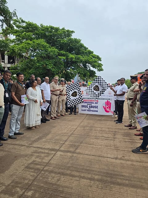 ಹುಬ್ಬಳ್ಳಿಯಲ್ಲಿ ಬುಧವಾರ drugs awareness ಏರ್ಪಡಿಸಿದ್ದ ಬೃಹತ್ ಜಾಗೃತಿ ಜಾಥಾಕ್ಕೆ ಎಸಿಪಿಗಳಾದ ಶಿವಾನಂದ ಛಲವಾದಿ, ಉಮೇಶ ಚಿಕ್ಕಮಠ ಚಾಲನೆ ನೀಡಿದರು.