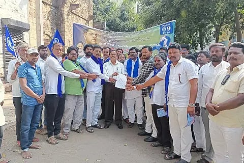 ವಿಜಯಪುರ ಜಿಲ್ಲಾಡಳಿತಕ್ಕೆ ಕರ್ನಾಟಕ ರಾಜ್ಯ ದಲಿತ ಸಂಘರ್ಷ ಸಮಿತಿ (ಡಾ.ಡಿ.ಜಿ. ಸಾಗರ ಬಣ) ಪದಾಧಿಕಾರಿಗಳು ಮನವಿ ಸಲ್ಲಿಸಿದರು. ಜಿಲ್ಲಾ ಸಂಚಾಲಕ ಸಿದ್ದು ರಾಯಣ್ಣವರ, ರಮೇಶ ಧರಣಾಕರ, ಮಹಾಂತೇಶ ಸಾಸಬಾಳ ಇತರರಿದ್ದಾರೆ.