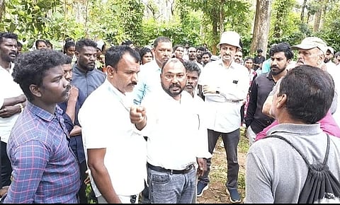 ಪೊನ್ನಂಪೇಟೆ ತಾಲೂಕಿನ ಮತ್ತೂರು ಗ್ರಾಮದ ಗುಂಡತಕೊಲ್ಲಿ ಪೈಸಾರಿ ಪ್ರದೇಶದಲ್ಲಿ ವಾಸಿಸುತ್ತಿರುವ ಪರಿಶಿಷ್ಟ ಪಂಗಡದ ಕುಟುಂಬಗಳಿಗೆ ಹಕ್ಕುಪತ್ರ, ವಸತಿ ಹಾಗೂ ಮೂಲಭೂತ ಸೌಲಭ್ಯ ಕಲ್ಪಿಸುವಂತೆ ಆಗ್ರಹಿಸಿ ದಲಿತ ಸಂಘರ್ಷ ಸಮಿತಿ ವತಿಯಿಂದ ಪ್ರತಿಭಟನೆ ನಡೆಯಿತು.