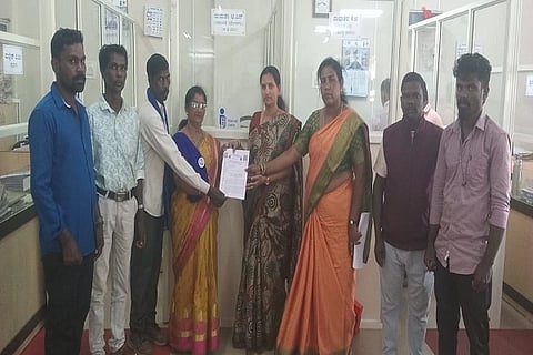 2026-27ರ ಒಟ್ಟು ಬಜೆಟ್‌ನಲ್ಲಿ ದಲಿತರ ಜನಸಂಖ್ಯೆ ಅನುಗುಣವಾಗಿ ಶೇ.24.1ರಷ್ಟು ಅನುದಾನ ಮೀಸಲು ಸೇರಿ ವಿವಿಧ ಬೇಡಿಕೆಗಳ ಈಡೇರಿಕೆಗೆ ಒತ್ತಾಯಿಸಿ ಪ್ರತಿಭಟನೆ ನಡೆಸಿದ ಕರ್ನಾಟಕ ದಲಿತ ಸಂಘರ್ಷ ಸಮಿತಿಯ ಕೊಡಗು ಜಿಲ್ಲಾ ಸಮಿತಿ ಸದಸ್ಯರು ಜಿಲ್ಲಾಧಿಕಾರಿ ಕಚೇರಿ ಅಧಿಕಾರಿಗಳ ಮೂಲಕ ಮನವಿ ಸಲ್ಲಿಸಿದರು. ಎಂ. ಗುರುಮೂರ್ತಿ ಶಿವಮೊಗ್ಗ,ಗಾಯತ್ರಿ ನರಸಿಂಹ, ಬೋಜ, ಗೌರಮ್ಮ, ಗಣೇಶ, ಚಿಪ್ಪ ಮತ್ತಿತರರು ಇದ್ದರು.