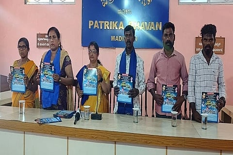 ಬೃಹತ್ ಬೆಂಗಳೂರು ಚಲೋ ಪ್ರತಿಭಟನೆಯ ಭಿತ್ತಿಪತ್ರವನ್ನು ಮಡಿಕೇರಿ ಪತ್ರಿಕಾ ಭವನದಲ್ಲಿ ನಡೆದ ಕಾರ್ಯಕ್ರಮದಲ್ಲಿ ಬಿಡುಗಡೆ ಮಾಡಲಾಯಿತು. ಗಾಯತ್ರಿ ನರಸಿಂಹ, ಪಿ. ಭೋಜ, ಹೆಚ್.ಹೆಚ್. ಗೌರಮ್ಮ, ಪಿ.ಜಿ. ಗಣೇಶ, ಪಿ.ಪಿ. ನಿತಿನ್, ಪಿ.ಕೆ. ಕಾವೇರಿ ಇದ್ದರು.