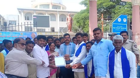  ಕಾಟಾಚಾರಕ್ಕೆ ಜಯಂತ್ಯುತ್ಸವ ಮಾಡಿದ್ದಾರೆ ಎನ್ನಲಾದ ಹರಿಹರ ತಾಲೂಕಿನ ಕೆಲವು ಗ್ರಾಪಂ ಅಧಿಕಾರಿ, ಸಿಬ್ಬಂದಿ ಅಮಾನತಿಗೆ ಆಗ್ರಹಿಸಿ ದಲಿತ ಸಂಘರ್ಷ ಸಮಿತಿ ಸೋಮವಾರ ಪ್ರತಿಭಟನೆ ನಡೆಸಿ ಜಿಪಂ ಸಿಇಒ ಗಿತ್ತೆ ಮಾಧವ ವಿಠ್ಠಲರಾವ್ ಅವರಿಗೆ  ಮನವಿಪತ್ರ ಸಲ್ಲಿಸಿತು.  ಪಿ.ಜೆ. ಮಹಾಂತೇಶ್, ಎಂ.ಎಸ್.ಮಂಜುನಾಥ ಕೊಕ್ಕನೂರು, ಸಿ. ಚೌಡಪ್ಪ ಭಾನುವಳ್ಳಿ, ಲೋಕೇಶ್ ಇತರರಿದ್ದರು. 