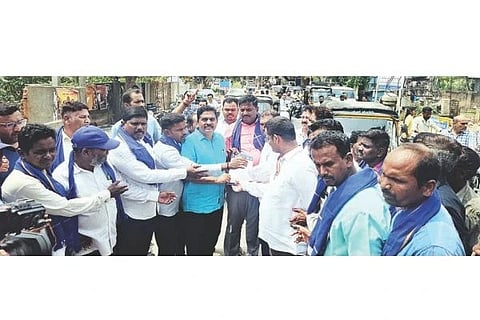 ಹೊಸಪೇಟೆ ಧೋಬಿ ಘಾಟ್ ಬಳಿಯ ಸೇತುವೆಯಲ್ಲಿನ ಕಂದಕ ದುರಸ್ತಿಗೆ ಒತ್ತಾಯಿಸಿ ಅಂಬೇಡ್ಕರ್ ಸೇನೆ ಯುವ ಘಟಕದಿಂದ ಪ್ರತಿಭಟನೆ ನಡೆಸಲಾಯಿತು. ಪ್ರಮುಖರಾದ ಹೊನ್ನೂರಸ್ವಾಮಿ, ಪಿ.ವೆಂಕಟೇಶ್, ಗುಜ್ಜಲ್ ಗಣೇಶ್, ಪಿ.ಶೇಕ್ಷಾವಲಿ, ಹನುಮಂತ, ರವಿಕುಮಾರ ಇತರರಿದ್ದರು.