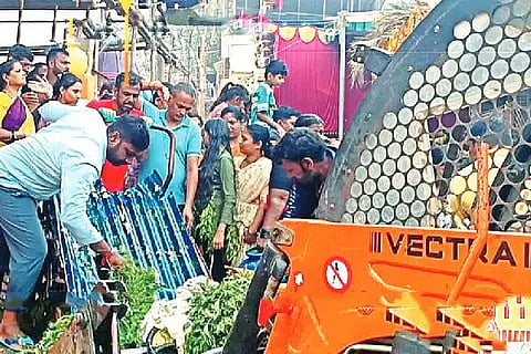ದಾವಣಗೆರೆಯ ದುರ್ಗಾಂಬಿಕಾ ದೇವಸ್ಥಾನದ ಬಳಿ ಮಹಾನಗರ ಪಾಲಿಕೆ ಸಿಬ್ಬಂದಿ ಸ್ವಚ್ಛತಾ ಕಾರ್ಯ ಕೈಗೊಳ್ಳುವ ದೃಶ್ಯ.