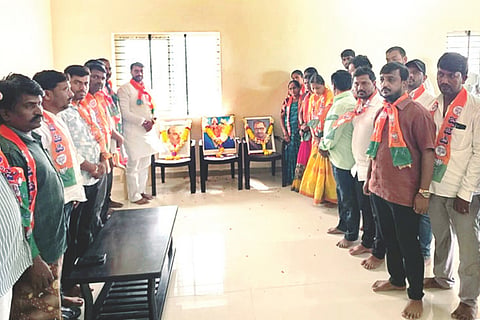 ದೇವದುರ್ಗದ ಬಿಜೆಪಿ ಕಚೇರಿಯಲ್ಲಿ ವಂದೇ ಮಾತರಂ ಗೀತೆಯ 150ನೇ ವಾರ್ಷಿಕೋತ್ಸವ ದಿನ ಆಚರಿಸಲಾಯಿತು. ಬಿಜೆಪಿ ಮಂಡಲ ಅಧ್ಯಕ್ಷ ಡಾ.ಶರಣಬಸವ ಪಾಟೀಲ್, ಪ್ರಧಾನ ಕಾರ್ಯದರ್ಶಿ ಬಸವರಾಜ್ ಅಕ್ಕರಿಕಿ, ನಗರ ಘಟಕ ಅಧ್ಯಕ್ಷ ಸತೀಶ್ ಬಂಡೆಗುಡ್ಡ, ಪ್ರಮುಖರಾದ ಬಸನಗೌಡ ಮುಲ್ಕಿ, ಮಲ್ಲಮ್ಮ ಸೋಮಶೇಖರ್, ಮಂಜುಳಾ, ಧನಲಕ್ಷ್ಮೀ, ಜಯಶ್ರೀ ದೇವಿಕಾ ಇದ್ದರು.