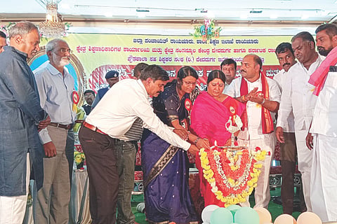 ಹೂವಿನಹೆಡಗಿಯಲ್ಲಿ ಆಯೋಜಿಸಿದ್ದ ಶಿಕ್ಷಕರ ದಿನಾಚರಣೆ, ಗುರುನಮನ ಕಾರ್ಯಕ್ರಮವನ್ನು ಶಾಸಕಿ ಕರೆಮ್ಮ ಜಿ.ನಾಯಕ ಉದ್ಘಾಟಿಸಿದರು. ತಹಸೀಲ್ದಾರ್ ನಾಗಮ್ಮ ಕಟ್ಟಿಮನಿ, ತಾಪಂ ಇಒ ಬಸವರಾಜ ಹಟ್ಟಿ, ಎಪಿಎಂಸಿ ಅಧ್ಯಕ್ಷ ಆದನಗೌಡ ಬುಂಕಲದೊಡ್ಡಿ, ಶಿಕ್ಷಕರ ಸಂಘದ ಜಿಲ್ಲಾಧ್ಯಕ್ಷ ಚಂದ್ರಶೇಖರ ಇದ್ದರು.