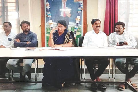 ಗಣರಾಜ್ಯೋತ್ಸವ ನಿಮಿತ್ತ  ದೇವದುರ್ಗದ ತಾಲೂಕು ಆಡಳಿತ ಸೌಧದಲ್ಲಿ ತಹಸೀಲ್ದಾರ್ ನಾಗಮ್ಮ ಕಟ್ಟಿಮನಿ ಅಧ್ಯಕ್ಷತೆಯಲ್ಲಿ ಪೂರ್ವಭಾವಿ ಸಭೆ ನಡೆಯಿತು. ಪುರಸಭೆ ಮುಖ್ಯಾಧಿಕಾರಿ ಕೆ.ಹಂಪಯ್ಯ, ಕೃಷಿ ಇಲಾಖೆ ಸಹಾಯಕ ನಿರ್ದೇಶಕ ಶ್ರೀನಿವಾಸ್ ನಾಯಕ, ಸಮಾಜ ಕಲ್ಯಾಣಾಧಿಕಾರಿ ರಾಜ್‌ಕುಮಾರ್ ಇದ್ದರು.