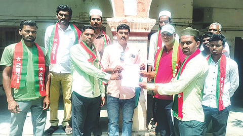 ದೇವದುರ್ಗದಲ್ಲಿ ಪುರಸಭೆ ಸ್ಥಾನಿಕ ಅಧಿಕಾರಿ ರಾಘವೇಂದ್ರಗೆ ಎಸ್ಡಿಪಿಐ ಮುಖಂಡರು ಮನವಿ ಸಲ್ಲಿಸಿದರು. ಮುಖಂಡರಾದ ಎಂ.ಡಿ.ಗಫೂರ್, ಮೆಹಬೂಬ್, ರಿಯಾಜ್ ಬಲೆ, ಎಂ.ಎ.ಅಜೀಂ, ಸೈಯದ್ ಶಾಜುಲ್ಲಾ, ಹಬೀಬ್, ಬಾಬು, ಆಸೀಫ್, ರೆಹಮಾನ್, ಸೋಹೆಲ್ ಇತರರಿದ್ದರು.