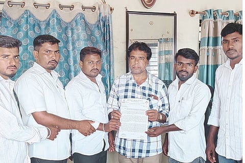 ಗ್ರಾಮೀಣ ಪ್ರದೇಶಗಳಿಗೆ ಬಸ್ ಸೌಲಭ್ಯ ಕಲ್ಪಿಸಲು ಒತ್ತಾಯಿಸಿ ದೇವದುರ್ಗದಲ್ಲಿ ಬಸ್ ಡಿಪೋ ವ್ಯವಸ್ಥಾಪಕ ರಾಮನಗೌಡಗೆ ಎಸ್‌ಎಫ್‌ಐ ಎಸ್‌ಎಫ್‌ಐ ಮನವಿ ಸಲ್ಲಿಸಿದರು. ತಾಲೂಕು ಅಧ್ಯಕ್ಷ ಮಹಾಲಿಂಗ ದೊಡ್ಡಮನಿ, ಮುಖಂಡರಾದ ಸಂತೋಷ್ ತ್ಯಾಪ್ಲಿ, ಬಾಬು, ಬಾಾಷಾಸಾಬ್, ಹನುಮಂತ ಮಡಿವಾಳ, ರಾಜು ನಾಯಕ, ನಿಂಗಯ್ಯ ಸುಣ್ಣದಕಲ್ ಇದ್ದರು.
