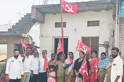 ಜಾಲಹಳ್ಳಿಯಲ್ಲಿ ಸಿಐಟಿಯುನಿಂದ ವಿಶ್ವ ಕಾರ್ಮಿಕ ದಿನ ಆಚರಿಸಲಾಯಿತು. ಸಿಐಟಿಯು ತಾಲೂಕು ಸಂಚಾಲಕ ಗಿರಿಯಪ್ಪ ಪೂಜಾರಿ, ಪ್ರಮುಖರಾದ ಮಲ್ಲಮ್ಮ, ಮೈಹಿಬೂಬ್, ಶಂಕರ್, ಪರ್ವಿನ್, ಹನುಮಂತ ಬಿದರಾಣಿ, ಕಾಸಿಲಿಂಗ, ರಂಗಪ್ಪ, ಚನ್ನಮ್ಮ, ಮುದುರಂಗಪ್ಪ ಯರಕಮಟ್ಟಿ ಇತರರಿದ್ದರು.
