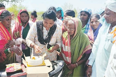 ದೇವದುರ್ಗ ತಾಲೂಕು ಬಾಗೂರಿನಲ್ಲಿ ಖಾತ್ರಿ ಕೆಲಸದ ಸ್ಥಳದಲ್ಲಿ ವಿಶ್ವ ಕಾರ್ಮಿಕರ ದಿನಾಚರಣೆ ನಿಮಿತ್ತ  ಕೃಷಿ ಕೂಲಿಕಾರರ ಸಂಘಟನೆ ತಾಲೂಕು ಕಾರ್ಯದರ್ಶಿ ದೇವಮ್ಮ ಕೇಕ್ ಕತ್ತರಿಸಿದರು. ತಾಲೂಕು ಅಧ್ಯಕ್ಷ ಲಿಂಗಣ್ಣ ಮಕಾಶಿ, ಶಿವಣ್ಣ, ಬಸವರಾಜ, ಶಿವು, ನಾಗರಾಜ ಇದ್ದರು.
