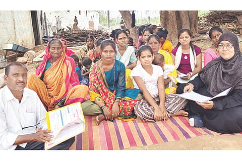 ದೇವದುರ್ಗ ತಾಲೂಕು ಸಮುದ್ರ ಗ್ರಾಮದಲ್ಲಿ ಆರೋಗ್ಯ ಇಲಾಖೆ ನೌಕರರು ಜಾಗೃತಿ ಮೂಡಿಸಿದರು. ಆರೋಗ್ಯ ಸುರಕ್ಷಾಧಿಕಾರಿ ಡಾ.ರಶೀದಾ ಬೇಗಂ, ಕ್ಷೇತ್ರ ಆರೋಗ್ಯ ಶಿಕ್ಷಣಾಧಿಕಾರಿ ಶಿವಪ್ಪ ಭೂಮನಗುಂಡ, ಅಂಗನವಾಡಿ ಕಾರ್ಯಕರ್ತೆ ಮಲ್ಲಮ್ಮ, ಆಶಾ ಕಾರ್ಯಕರ್ತೆ ಜ್ಯೋತಿ ಇತರರಿದ್ದರು.