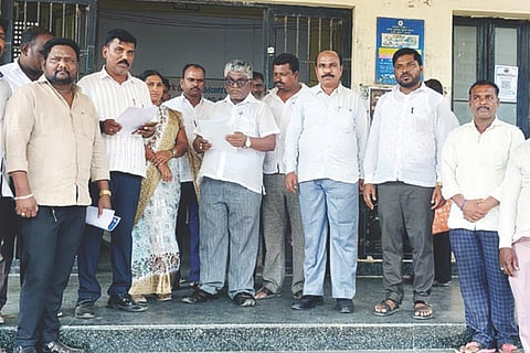 ದೇವದುರ್ಗದಲ್ಲಿ ಗ್ರೇಡ್-2 ತಹಸೀಲ್ದಾರ್ ಪರಶುರಾಮ್‌ಗೆ ಕರ್ನಾಟಕ ದಲಿತ ಸಂಘರ್ಷ ಸಮಿತಿ ಮನವಿ ಸಲ್ಲಿಸಿತು. ಮುಖಂಡರಾದ ಹನುಮಂತಪ್ಪ ಕಾಕರಗಲ್, ಶಿವಪ್ಪ ಪಲಕನಮರಡಿ, ಶಿವರಾಜ ಕೋರಿ, ಹೈದರ್‌ಅಲಿ, ರಮೇಶ ಗೊಸ್ಲೆ ಇತರರಿದ್ದರು.