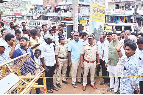 ದೇವದುರ್ಗದಲ್ಲಿ ಕಟ್ಟಡ ಛಾವಣಿ ಕುಸಿದು ಯುವಕರು ಮೃತಪಟ್ಟ ಸ್ಥಳಕ್ಕೆ ಸಂಸದ ಜಿ.ಕುಮಾರ ನಾಯಕ ಭೇಟಿ ನೀಡಿ ಪರಿಶೀಲಿಸಿದರು. ತಹಸೀಲ್ದಾರ್ ನಾಗಮ್ಮ ಕಟ್ಟಿಮನಿ, ಪುರಸಭೆ ಮುಖ್ಯಾಽಕಾರಿ ಕೆ.ಹಂಪಯ್ಯ, ಪಿಐ ಎಸ್.ಮಂಜುನಾಥ ಇತರರಿದ್ದರು.