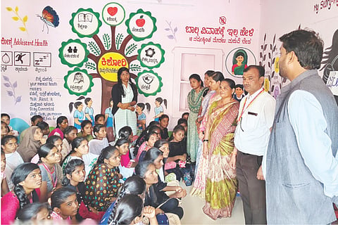 ದೇವದುರ್ಗ ತಾಲೂಕು ಜಾಲಹಳ್ಳಿಯ ಕನ್ಯಾ ಸರ್ಕಾರಿ ಪ್ರಾಥಮಿಕ ಶಾಲೆಯ ಕಿಶೋರ ಕೇಂದ್ರಕ್ಕೆ ಜಿಪಂ ಸಿಇಒ ಈಶ್ವರ್ ಕಾಂದೂ ಭೇಟಿ ನೀಡಿ ಪರಿಶೀಲಿಸಿದರು. ಉಪನ್ಯಾಸಕ ಸುರೇಶ, ಸಿಬ್ಬಂದಿ ಬಸವ ಇತರರಿದ್ದರು.
