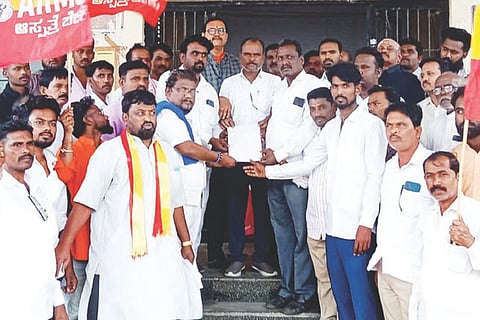 ರಾಯಚೂರಿಗೆ ಏಮ್ಸ್ ಮಂಜೂರು ಮಾಡುವಂತೆ ದೇವದುರ್ಗದಲ್ಲಿ ಗ್ರೇಡ್-2 ತಹಸೀಲ್ದಾರ್ ಗೋವಿಂದ ನಾಯಕಗೆ ದೇವದುರ್ಗ ಏಮ್ಸ್ ಹೋರಾಟ ಸಮಿತಿ ಮನವಿ ಸಲ್ಲಿಸಿತು. ಹೋರಾಟ ಸಮಿತಿ ಸಂಚಾಲಕರಾದ ಎಚ್.ಶಿವರಾಜ, ಹನುಮಂತಪ್ಪ ಮನ್ನಾಪುರಿ, ಪ್ರಮುಖರಾದ ಪ್ರಭು ಮಸರಕಲ್, ಲಿಂಗಯ್ಯ, ಉಮೇಶ, ಸಿದ್ದಲಿಂಗೇಶ್ವರ, ತಿರುಪತಿ, ದೇವೇಂದ್ರಪ್ಪ, ಸಿದ್ದಪ್ಪ, ಶರಣಬಸವ ಜಾಲಹಳ್ಳಿ, ಚಂದ್ರಶೇಖರ್, ತಿಮ್ಮಯ್ಯ ಇತರರಿದ್ದರು.