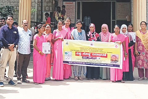 ದೇವದುರ್ಗ ಸಾರ್ವಜನಿಕ ಆಸ್ಪತ್ರೆಯಲ್ಲಿ ವಿಶ್ವ ಸೊಳ್ಳೆಗಳ ದಿನದ ನಿಮಿತ್ತ ಜಾಗೃತಿ ಜಾಥಾಕ್ಕೆ ಚಾಲನೆ ನೀಡಲಾಯಿತು. ಟಿಎಚ್‌ಒ ಡಾ.ಬನದೇಶ್ವರ, ವೈದ್ಯಾಧಿಕಾರಿ ತ್ಯಾಗರಾಜ್, ವಿಬಿಡಿ ಮೇಲ್ವಿಚಾರಕ ಓಂಕಾರ್ ಜಂತೇಕರ್, ಮಲೇರಿಯಾ ಮೇಲ್ವಿಚಾರಕಿ ಸರಿತಾ, ಪ್ರಯೋಗಾಲಯ ತಾಂತ್ರಿಕಾಧಿಕಾರಿ ರಾಘವೇಂದ್ರಗೌಡ ಇತರರಿದ್ದರು.