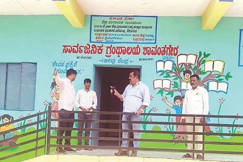 ದೇವದುರ್ಗ ತಾಲೂಕು ಶಾವಂತಗೇರಾ ಗ್ರಂಥಾಲಯಕ್ಕೆ ತಾಪಂ ಇಒ ಕೆ.ರಾಜೇಂದ್ರಕುಮಾರ ಭೇಟಿ ನೀಡಿ ಪರಿಶೀಲಿಸಿದರು. ಪಿಡಿಒ ಮತೀನುದ್ದಿನ್, ಡೇಟಾ ಎಂಟ್ರಿ ಆಪರೇಟರ್ ಎಸ್.ಸ್ವಾಮಿ ಇದ್ದರು.