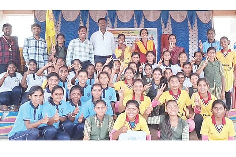 ದೇವದುರ್ಗ ತಾಲೂಕು ಕ್ರೀಡಾಂಗಣದಲ್ಲಿ ನಡೆದ ಕ್ರೀಡಾಕೂಟದಲ್ಲಿ ಗೆಲುವು ಸಾಧಿಸಿದ ಬಾಲಕಿಯರ ಸರ್ಕಾರಿ ಪ್ರೌಢಶಾಲೆ ವಿದ್ಯಾರ್ಥಿಗಳಿಗೆ ಪ್ರಮಾಣಪತ್ರ ವಿತರಿಸಲಾಯಿತು. ದೈಹಿಕ ಶಿಕ್ಷಣ ಶಿಕ್ಷಕಿ ಮಮತಾ ಆದಿ, ತಂಡದ ವ್ಯವಸ್ಥಾಪಕಿ ಸುಮಿತ್ರಾ, ಮುಖ್ಯಶಿಕ್ಷಕಿ ವಿಜಯಲಕ್ಷ್ಮೀ ಇತರರಿದ್ದರು.