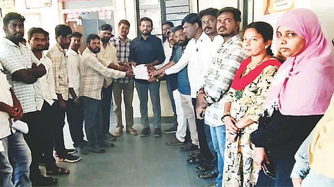 ದೇವದುರ್ಗದಲ್ಲಿ ಭೂ ದಾಖಲೆಗಳ ಸಹಾಯಕ ನಿರ್ದೇಶಕ ಅನಿಲ್‌ಕುಮಾರ್‌ಗೆ ಅಖಿಲ ಕರ್ನಾಟಕ ಪರವಾನಗಿ ಭೂಮಾಪಕರ ಸಂಘದಿಂದ ಮನವಿ ಸಲ್ಲಿಸಲಾಯಿತು. ತಾಲೂಕು ಅಧ್ಯಕ್ಷ ರಾಜಶೇಖರ ಚವ್ಹಾಣ್, ಉಪಾಧ್ಯಕ್ಷರಾದ ನಿಂಗಪ್ಪ, ರಾಘವೇಂದ್ರ, ಪ್ರಮುಖರಾದ ಸಾಬಣ್ಣ, ಸುರೇಶ ಬಿ., ವಿನೋದಕುಮಾರ, ನರಸಪ್ಪ, ಮಂಜುನಾಥ, ಬಸವಲಿಂಗ ಇದ್ದರು.