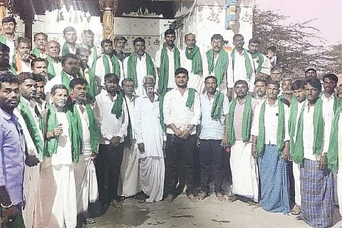 ದೇವದುರ್ಗ ತಾಲೂಕು ಸಲಿಕ್ಯಾಪುರದಲ್ಲಿ ಕರ್ನಾಟಕ ರಾಜ್ಯ ರೈತ ಸಂಘ ಹಾಗೂ ಹಸಿರು ಸೇನೆ ಆಯೋಜಿಸಿದ್ದ ರೈತರ ಸಭೆಯಲ್ಲಿ ಭಾಗವಹಿಸಿದ್ದ ಕೃಷಿಕರು. ತಾಲೂಕು ಅಧ್ಯಕ್ಷ ಮರಿಲಿಂಗ ಗೌರಂಪೇಟೆ, ರಮೇಶ ನಾಯಕ, ಚನ್ನಪ್ಪಗೌಡ ಪೊಪಾ, ಪ್ರಭಣ್ಣಗೌಡ ಮಾಪಾ, ಪ್ರಭು ಬಾಗ್ಲಿ, ಬಸವರಾಜ್ ಇತರರಿದ್ದರು.