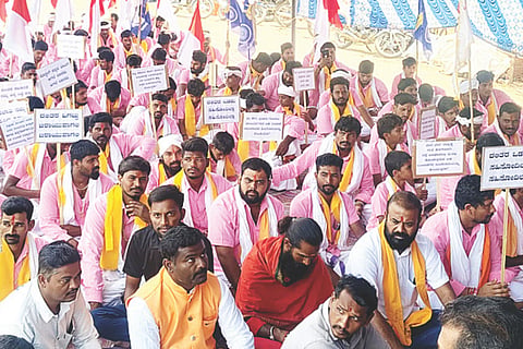 ದೇವದುರ್ಗದ ಅಂಬೇಡ್ಕರ್ ವೃತ್ತದಲ್ಲಿ ಗೋರ್ ಸೇನಾ ಸಂಘಟನೆ ಮುಖಂಡರು ಪ್ರತಿಭಟನೆ ನಡೆಸಿದರು. ಜಿಲ್ಲಾಧ್ಯಕ್ಷ ರಮೇಶ್ ರಾಠೋಡ್, ತಾಲೂಕು ಅಧ್ಯಕ್ಷ ಬೂದೆಪ್ಪ ರಾಠೋಡ್, ಮುಖಂಡರಾದ ನರೇಶ ಜಾಧವ್, ನಾಗರಾಜ ಪವಾರ್, ದೇವೇಂದ್ರಪ್ಪ ರಾಥೋಡ್, ಲಕ್ಷ್ಮಣನಾಯ್ಕ, ಮೋನಪ್ಪ ನಾಯ್ಕ, ಸೀತಾರಾಮ ನಾಯ್ಕ, ರಾಜಶೇಖರ, ಸಂಗಮೇಶ್, ರವಿ ಬಂಡೇಗುಡ್ಡ ಇತರರಿದ್ದರು.