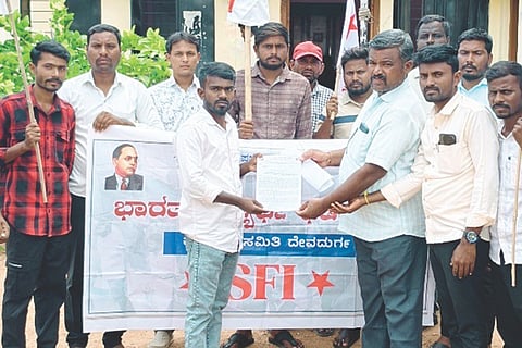 ಜಾಲಹಳ್ಳಿಯಲ್ಲಿ ನಾಡ ಕಚೇರಿಗೆ ನೌಕರ ಶರಣಗೌಡಗೆ ಎಸ್‌ಎಫ್‌ಐ ತಾಲೂಕು ಘಟಕ ಮನವಿ ಸಲ್ಲಿಸಿತು. ತಾಲೂಕು ಅಧ್ಯಕ್ಷ ಮಹಾಲಿಂಗ ದೊಡ್ಡಮನಿ, ಮುಖಂಡರಾದ ಶಿವು ತಳವಾರ ಓಣಿ, ಅಭಿಷೇಕ, ಮೌನೇಶ ಜಾಲಹಳ್ಳಿ, ರಿಯಾಜ್ ಇತರರಿದ್ದರು.