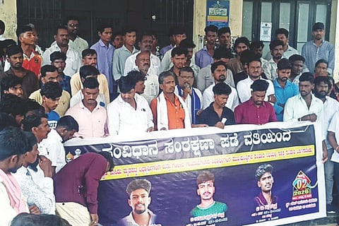ದೇವದುರ್ಗದ ತಾಲೂಕು ಆಡಳಿತಸೌಧ ಮುಂದೆ ಸಂವಿಧಾನ ಸಂರಕ್ಷಣಾ ಪಡೆ ಪ್ರತಿಭಟನೆ ನಡೆಸಿತು. ಪ್ರಮುಖರಾದ ವಿಶ್ವನಾಥ ಬಲ್ಲಿದವ್, ಮೌನೇಶ ಬಲ್ಲಿದವ್, ಕ್ರಾಂತಿಕುಮಾರ್, ಹನುಮಂತಪ್ಪ ಮನ್ನಾಪುರ, ಬಸವರಾಜ ಸಮುದ್ರ, ಮಹಾಲಿಂಗ ದೊಡ್ಡಮನಿ ಇತರರಿದ್ದರು.