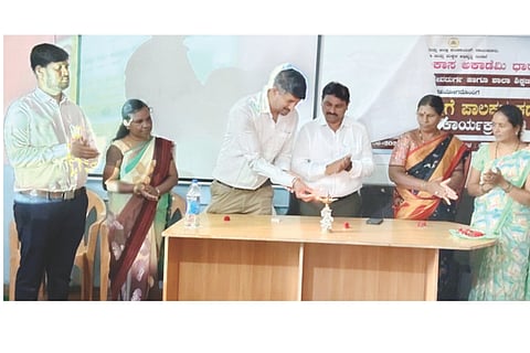 ದೇವದುರ್ಗದಲ್ಲಿ ಆಯೋಜಿಸಿದ್ದ ಬಾಲಕವಿಕಾಸ ನಡಿಗೆ ಪಾಲಕರ ಕಡೆಗೆ ತರಬೇತಿ ಕಾರ್ಯಕ್ರಮವನ್ನು ಶಿಶು ಅಭಿವೃದ್ಧಿ ಯೋಜನಾಧಿಕಾರಿ ಮಹೇಶ ಉದ್ಘಾಟಿಸಿದರು. ಸ್ತ್ರೀಶಕ್ತಿ ಒಕ್ಕೂಟದ ಅಧ್ಯಕ್ಷೆ ಶರಣಮ್ಮ, ಸಂಪನ್ಮೂಲ ವ್ಯಕ್ತಿಗಳಾದ ಭರತ್‌ಕುಮಾರ್, ಚಂದನಕರ್ ಧಾರವಾಡ, ಶಾಂತಾ, ಜಿಲ್ಲಾ ಮಕ್ಕಳ ಸಮಿತಿ ಯೋಜನೆ ಸಂಯೋಜಕ ಮೋಹನ್‌ಕುಮಾರ್ ಇದ್ದರು.