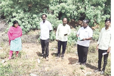 ದೇವದುರ್ಗ ತಾಲೂಕು ಜಾಲಹಳ್ಳಿಯಲ್ಲಿ ಕಸ ವಿಲೇವಾರಿ ಘಟಕ ಸ್ಥಾಪನೆಗೆ ಅಧಿಕಾರಿಗಳ ತಂಡ ಸ್ಥಳ ಪರಿಶೀಲಿಸಿತು. ಪಿಡಿಒ ಲಕ್ಷ್ಮಿ ಅಷ್ಟಗಿ, ಕಂದಾಯ ನಿರೀಕ್ಷ ದೇವರೆಡ್ಡಿ ಪಾಟೀಲ್, ಸರ್ವೇಯರ್ ಲಕ್ಷ್ಮಣ, ಗ್ರಾಮ ಆಡಳಿತಾಧಿಕಾರಿ ಸಂತೋಷ ಕುರಿ, ಕರ ವಸೂಲಿಗಾರ ಮುದ್ದುರಂಗಪ್ಪ ನಾಯಕ ಇದ್ದರು.
