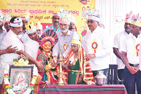 ದೇವದುರ್ಗ ತಾಲೂಕು ಸುಣ್ಣದಕಲ್ ಸರ್ಕಾರಿ ಹಿಪ್ರಾ ಶಾಲೆಯಲ್ಲಿ ಆಯೋಜಿಸಿದ್ದ ಕಲಿಕಾ ಹಬ್ಬವನ್ನು ಬಿಇಒ ಮಲ್ಲಿಕಾರ್ಜುನ ಉದ್ಘಾಟಿಸಿದರು. ಬಿಆರ್‌ಸಿ ಶಿವರಾಜ ಪೂಜಾರಿ, ಹನುಮಂತ್ರಾಯ ಶಾಖೆ, ವಿರುಪನಗೌಡ ಇತರರಿದ್ದರು.