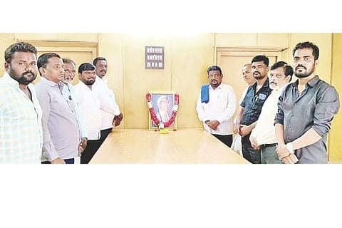 ದೇವದುರ್ಗದಲ್ಲಿ ಹಮ್ಮಿಕೊಂಡಿದ್ದ ಪ್ರೊ.ಬಿ.ಕೃಷ್ಣಪ್ಪ ಜನ್ಮದಿನ ಕಾರ್ಯಕ್ರಮದಲ್ಲಿ ಮುಖಂಡರಾದ ರಮೇಶ ರಾಮನಾಳ, ಹೋರಾಟಗಾರರಾದ ಶಿವಪ್ಪ ಬಲ್ಲಿದವ್, ಬೂದೆಪ್ಪ ಬೂದಿಹಾಳ, ಮಲ್ಲಿಕಾರ್ಜುನ ಜೋಡೆ, ನಿಂಗಪ್ಪ ಗೌಡೂರ ಇತರರಿದ್ದರು.