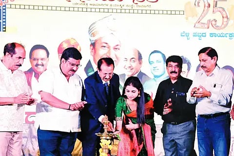 ಸಿನಿಮಾಸಿರಿ ಸಂಸ್ಥೆಯ ಬೆಳ್ಳಿ ಹಬ್ಬದ ವರ್ಷಾಚರಣೆ ಹಿನ್ನೆಲೆಯಲ್ಲಿ ದಾವಣಗೆರೆಯಲ್ಲಿ ಶನಿವಾರ ಹಮ್ಮಿಕೊಂಡಿದ್ದ ಸುಮಧುರ ಗೀತೆಗಳ ಸಂಭ್ರಮ ಕಾರ್ಯಕ್ರಮವನ್ನು ಚಿತ್ರನಟಿ ಮಲೈಕಾ ಟಿ. ವಸುಪಾಲ್ ಉದ್ಘಾಟಿಸಿದರು. ಅಧ್ಯಕ್ಷ ಅಂದನೂರು ಮುಪ್ಪಣ್ಣ,  ಡಾ. ಬಿ. ಎಸ್.ನಾಗಪ್ರಕಾಶ್, ಆರ್.ಟಿ. ಮೃತ್ಯುಂಜಯ, ಎನ್.ವಿ. ಬಂಡಿವಾಡ, ಸುರಭಿ ಶಿವಮೂರ್ತಿ ಇತರರಿದ್ದರು. 
