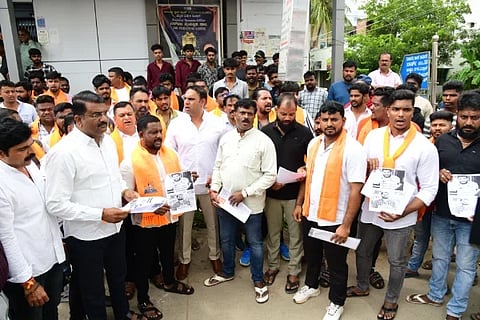  ದಾವಣಗೆರೆಯ ಸರಸ್ವತಿ ನಗರದ ಪವರ್ ಫಿಟ್ನೆಸ್ ಜಿಮ್‌ನಲ್ಲಿ ಜಿಮ್ ಜಿಹಾದ್ ನಡೆಯುತ್ತಿದೆ ಎಂದು ಆರೋಪಿಸಿ ಶ್ರೀರಾಮ ಸೇನೆ ಹಾಗೂ ಹಿಂದೂ ಜಾಗರಣ ವೇದಿಕೆ ವತಿಯಿಂದ ಶುಕ್ರವಾರ ಪ್ರತಿಭಟನೆ ನಡೆಸಲಾಯಿತು. ಕೆ. ಮಣಿಸರ್ಕಾರ್, ಸತೀಶ ಪೂಜಾರಿ, ಎನ್. ರಾಜಶೇಖರ್, ಎಸ್.ಟಿ. ವೀರೇಶ್ ಇನ್ನಿತರರು ಇದ್ದರು.
