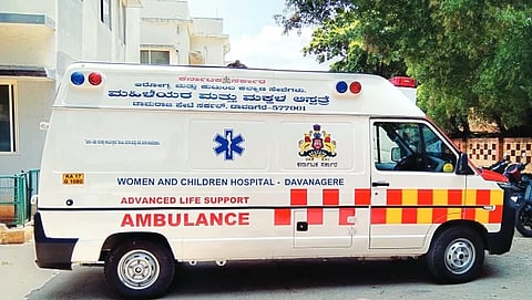ದಾವಣಗೆರೆಯ ಮಹಿಳಾ ಮತ್ತು ಮಕ್ಕಳ ಸರ್ಕಾರಿ ಆಸ್ಪತ್ರೆಗೆ ಬಂದಿಳಿದ ಎಎಲ್‌ಎಸ್ ಆಂಬುಲೆನ್ಸ್. 