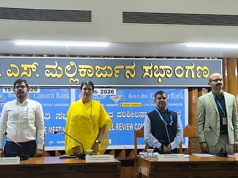 ದಾವಣಗೆರೆಯಲ್ಲಿ ಶುಕ್ರವಾರ ಹಮ್ಮಿಕೊಂಡಿದ್ದ ಜಿಲ್ಲಾ ಸಲಹೆಗಾರರ ಸಮಿತಿ ಸಭೆ ಹಾಗೂ ಜಿಲ್ಲಾ ಮಟ್ಟದ ಪ್ರಗತಿ ಪರಿಶೀಲನಾ ಸಮಿತಿ ಸಭೆಯಲ್ಲಿ  ಸಂಸದೆ ಡಾ.ಪ್ರಭಾ ಮಲ್ಲಿಕಾರ್ಜುನ್, ಜಿಪಂ ಸಿಇಒ ಗಿತ್ತೆ ಮಾಧವ ವಿಠ್ಠಲರಾವ್, ಲೀಡ್ ಬ್ಯಾಂಕ್ ಮ್ಯಾನೇಜರ್ ಪಡದಯ್ಯ ಹಿರೇಮಠ್, ಕೆನರಾ ಬ್ಯಾಂಕಿನ ಎಜಿಎಂ ವಿಜೇಶ್‌ಕುಮಾರ್ ಇದ್ದರು. 