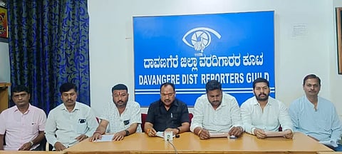 ದಾವಣಗೆರೆಯಲ್ಲಿ ಸುದ್ದಿಗೋಷ್ಠಿಯಲ್ಲಿ ಮಾಜಿ ಶಾಸಕ ಎಂ.ಬಸವರಾಜ ನಾಯ್ಕ, ಅನಿಲ್ ಕುಮಾರ್, ಶ್ಯಾಮ್, ಮಲ್ಲಿಕಾರ್ಜುನ್, ಶಶಿ, ರಾಕೇಶ್, ವಿಶ್ವನಾಥ ಇತರರಿದ್ದರು. 
