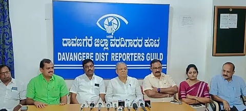ದಾವಣಗೆರೆಯಲ್ಲಿ ಗುರುವಾರ ಸುದ್ದಿಗೋಷ್ಠಿಯಲ್ಲಿ ಹರಿಹರದ ಪಂಚಮಸಾಲಿ ಟ್ರಸ್ಟ್‌ನ ಪ್ರಧಾನ ಧರ್ಮದರ್ಶಿ ಬಿ.ಸಿ. ಉಮಾಪತಿ, ಶಂಕರ್ ಬಿಸರಳ್ಳಿ,ಪರಮೇಶ್ ಪಟ್ಟಣಶೆಟ್ಟಿ, ವಸಂತಮ್ಮ ಹುಲ್ಲತ್ತಿ, ಚಂದ್ರಶೇಖರ ಪೂಜಾರ್, ಜ್ಯೋತಿಪ್ರಕಾಶ್ ಇದ್ದರು. 